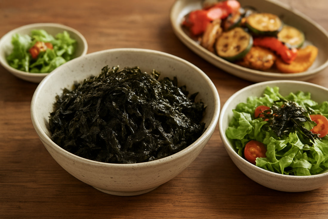 Gerösteter koreanischer Seetang als Snack, Salattopping und Grillbeilage in einer natürlichen Küchenszene