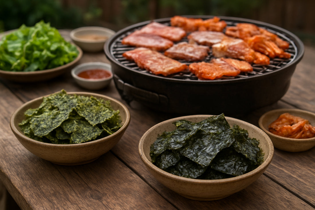 Gemütlicher koreanischer Grillabend mit koreanischen Snacks wie Wasabi-Nori-Chips und Seetang-Snacks auf einem Holztisch