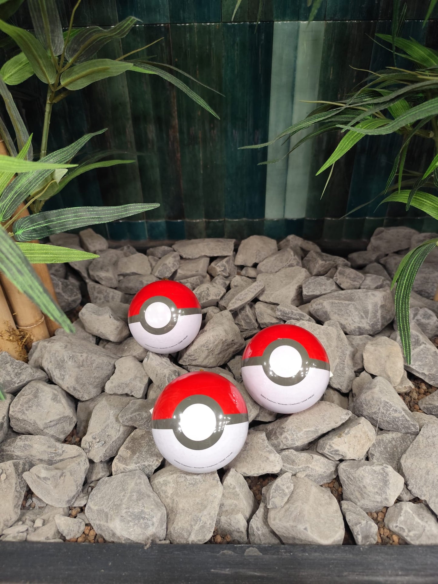 DOLCI Pokemon| Metallene Weihnachtskugel mit Süßigkeiten (1 Stück) 5g